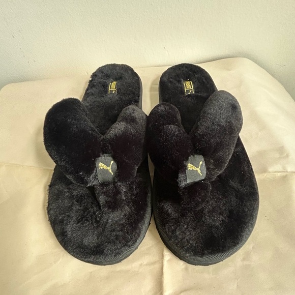 🖤 PUMA Plush Fuzzy Slippers – Women’s Size 9 (Never Worn!) - Picture 2 of 4
